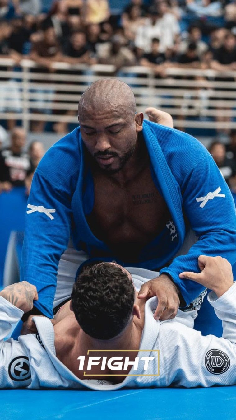 Pedro Bombom de kimono azul passando a guarda