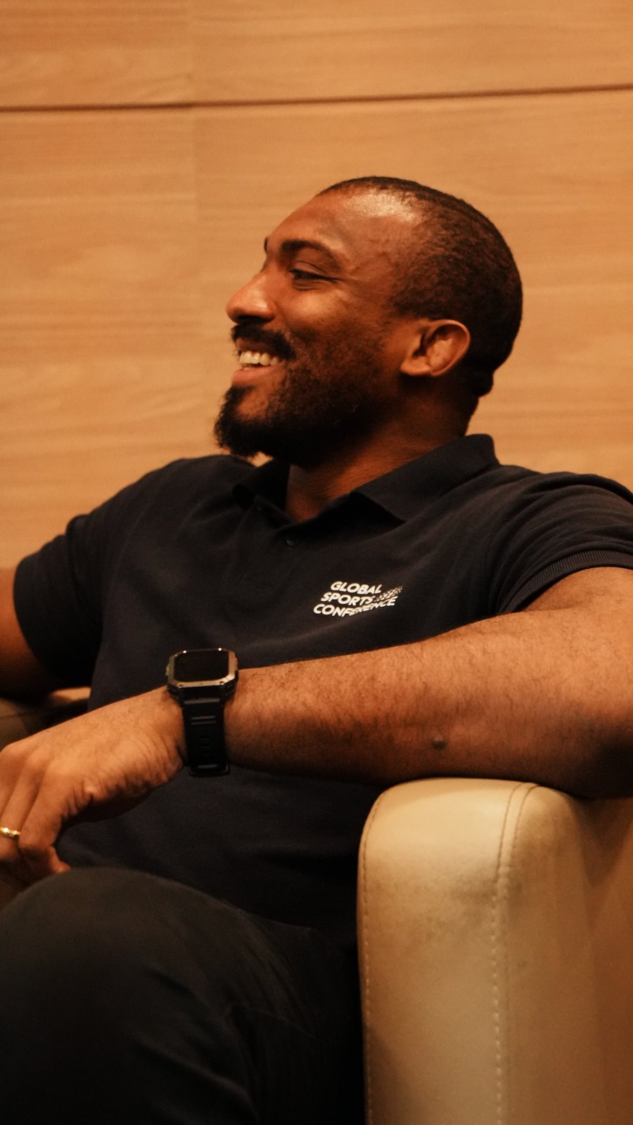 Pedro Bombom sorrindo, sentado numa poltrona