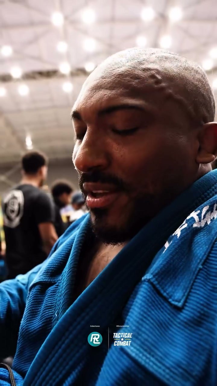 Pedro Bombom de kimono azul em campeonato