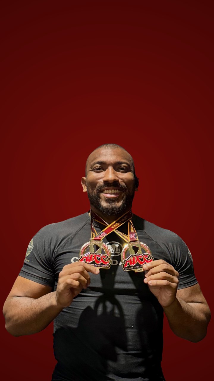 Pedro Bombom com as medalhas
